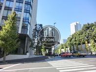 内閣府交差点角に立地しています