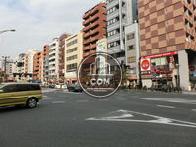 桜田通りのT字路の角地にあります