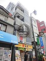 一階に店舗が入ったビル