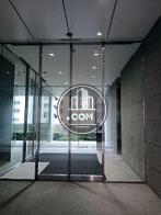 ガラスドアの入口