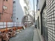 目の前は細い路地になっております