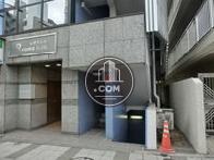 左が正面玄関に当たる部分。真ん中が外階段の昇り・右が下りです