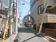 裏路地にも面しています