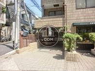 エントランス入口は奥部にあります