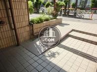 段差の負担を緩和するスロープが設けられています