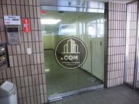 入口はオートロックとなっています