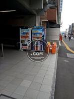 ビル前に自動販売機