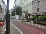 人通りの少ないエリアに建ちます