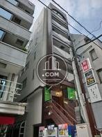 右斜め下からの外壁