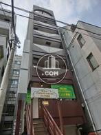 目を惹く特徴的なビルです