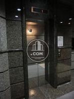 シルバーの配色が使われたエレベーター