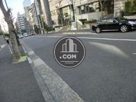 正面道路は坂になっています
