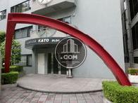 赤い鉄骨のアーチがあります