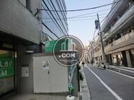 青山通りの１本裏手の通りです