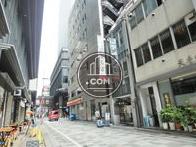 賑わいの感じられる通りです