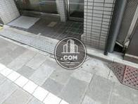 歩道との境にスロープを固定