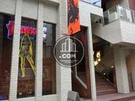 １階店舗がオシャレな雰囲気を演出しています