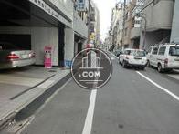 ビル目の前の道路は広々としています