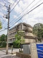 丘の上の大きな建物です