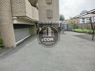 正面右手に駐車スペースがあります