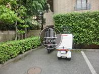 正面左端に勝手口があります