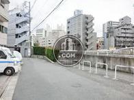 川沿いの遊歩道通り
