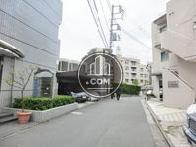 通りの突き当りに位置します