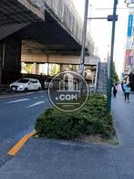 玄関前の綺麗に舗装された歩道