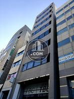各フロアに幅広いガラス窓を設置