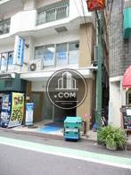 一階店舗の隣に玄関があります