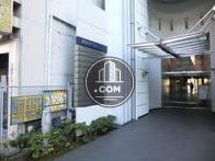 玄関部分左手に案内板があります