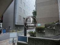 ビル側面にエスカレーターがございます