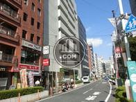 裏路地は少し落ち着いた雰囲気になります