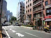 裏路地も広い道路です