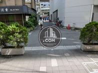 正面は玉川通りに続く路地です