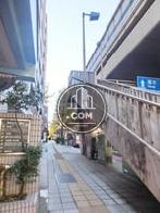 歩道橋に隣接する立地