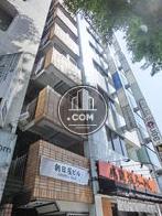 建物左側はレンガ調の造りとなっています