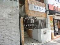 ひっそりとした正面玄関です