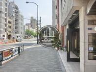 道幅が広く歩きやすい歩道です