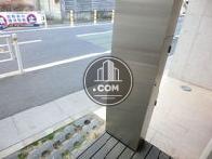 ウッドデッキの上に建っているのがポスト