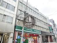 幅広い造りのテナントビル