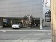 正面の建物も綺麗なデザインで、周辺環境も良いです