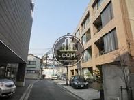 物件前のスペースと建物の内に駐車場設備があります