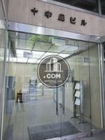 両開き、間口の広い正面玄関