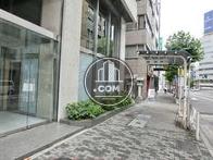 前面の歩道は広く幅が取られています