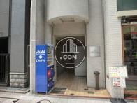 物件前に自動販売機があります