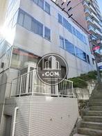 階段に面した建物です