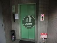 黄緑色のエレベーター