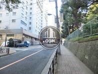 傾斜面沿いに建ちます