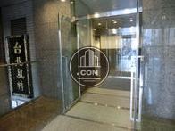 間口の広い正面エントランスです